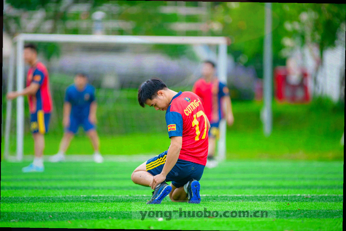 夜间赛后的草皮与球门网局部，光线偏冷，画面中没有人物面部